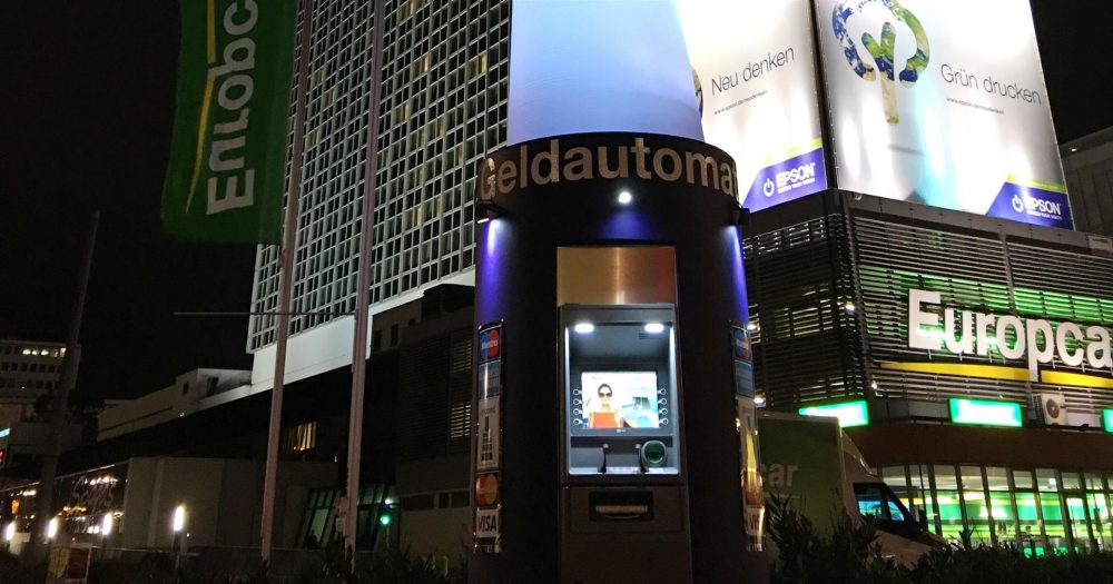 Veloform bboxx Geldautomat kompakt Reisebank am Alexanderplatz für Berlin leuchtet Festival