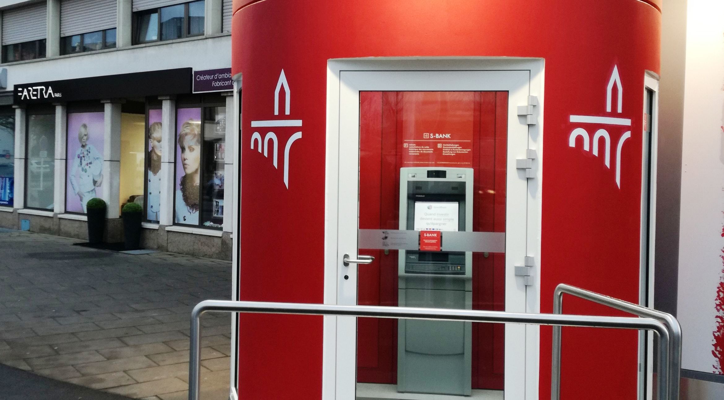 mobiler Geldautomat mit verschließbarem Vorraum