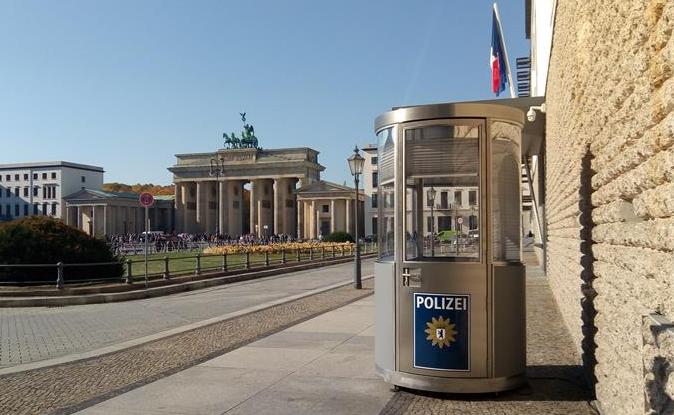 Veloform Produktbereich Stadtmöbel mobiles Postenhaus bboxx für Berliner Polizei