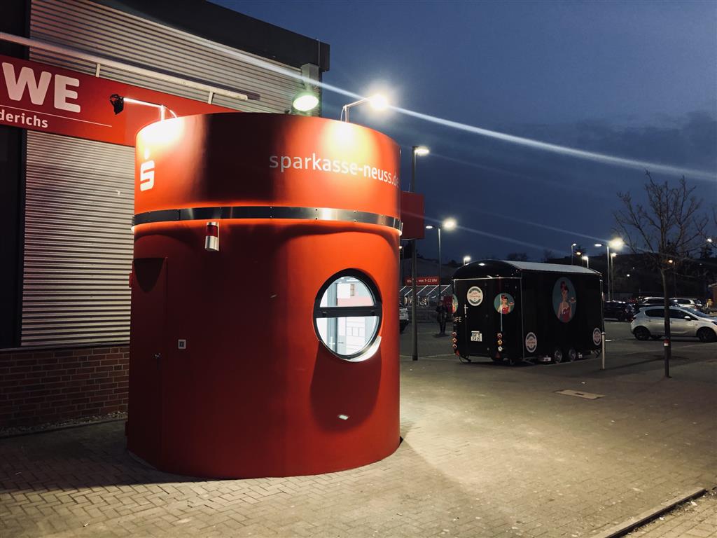 Geldautomat mit Foyer und Trennwand