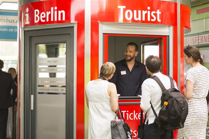 Veloform bboxx Infostand am ZOB Berlin für VisitBerlin. FOTO: Dirk Mathesius